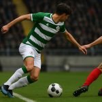Thibaud Verlinden van OHL in duel tijdens een wedstrijd