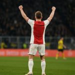 Ajax-speler Mika Godts viert na een doelpunt in een wedstrijd.