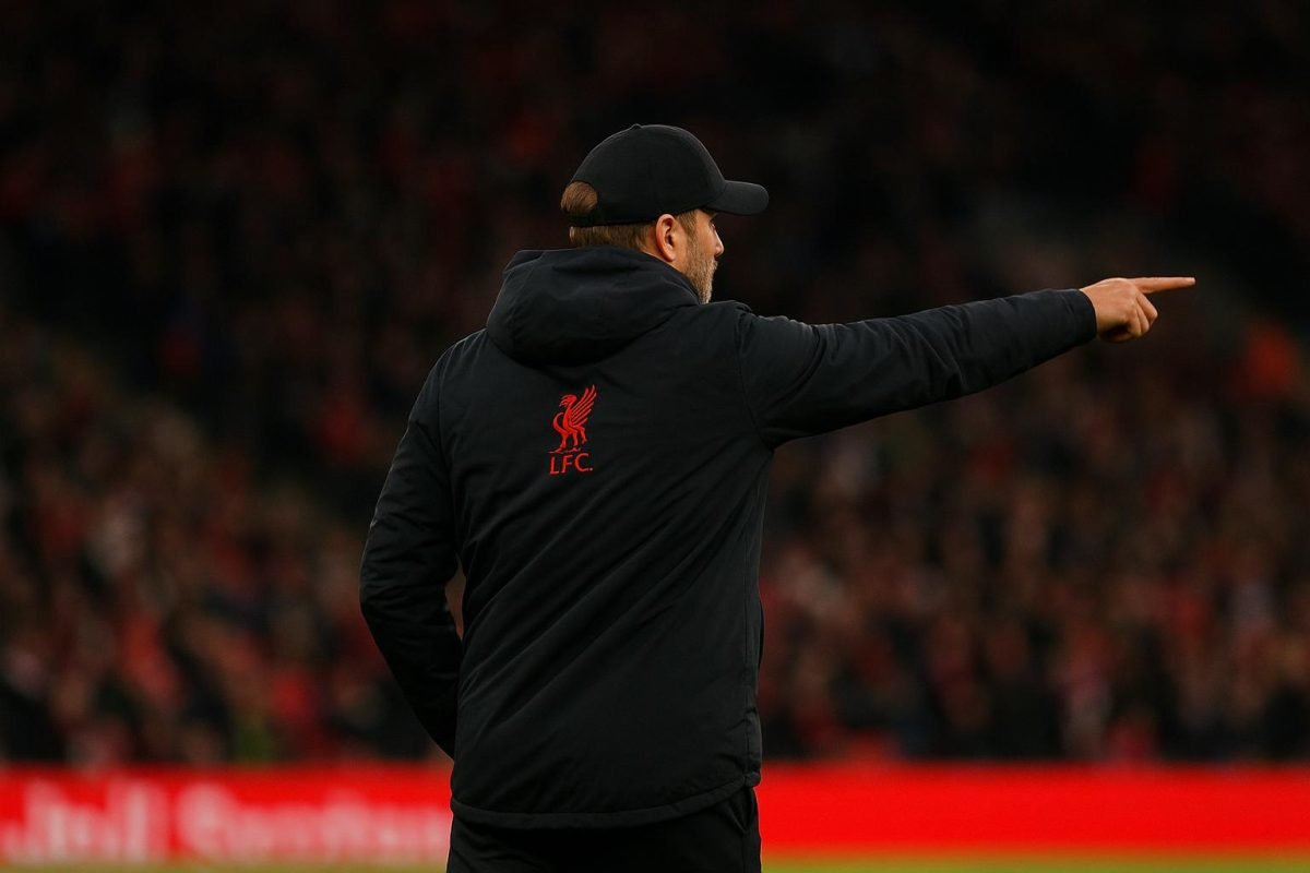 Arne Slot langs de zijlijn tijdens Liverpool tegen Crystal Palace