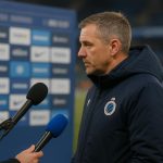 Ivan Leko langs de zijlijn bij Club Brugge in een stadionomgeving