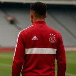 Mika Godts in actie voor Ajax tijdens een wedstrijd in een Nederlands stadion