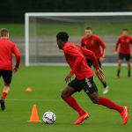 Sfeerbeeld van een training met Belgische internationals, focus op de spitszone zonder herkenbare gezichten.