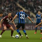 Spelmoment tijdens Torino tegen Inter in de Serie A, met spelers in duel om de bal.