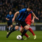 Raphael Onyedika van Club Brugge in duel tijdens een wedstrijd