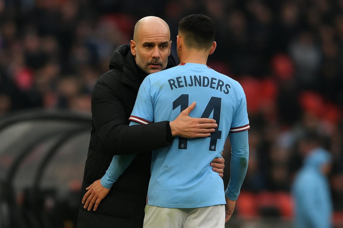 Pep Guardiola omhelst Tijjani Reijnders langs de zijlijn op Wembley