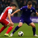 Spelers van RSC Anderlecht en Union SG in duel tijdens de Brusselse derby