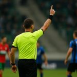 Scheidsrechter in Anderlecht-Union met VAR-gebaar tijdens een wedstrijdmoment