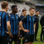 Spelers van Club Brugge vieren samen een doelpunt in het stadion.