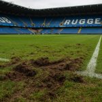 Sfeerbeeld van het Jan Breydelstadion in Brugge met focus op het veld en stadionomgeving