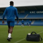 Spelers van KRC Genk op training terwijl de medische staf toekijkt