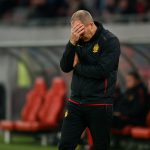 Fred Vanderbiest langs de zijlijn bij KV Mechelen tijdens een wedstrijd