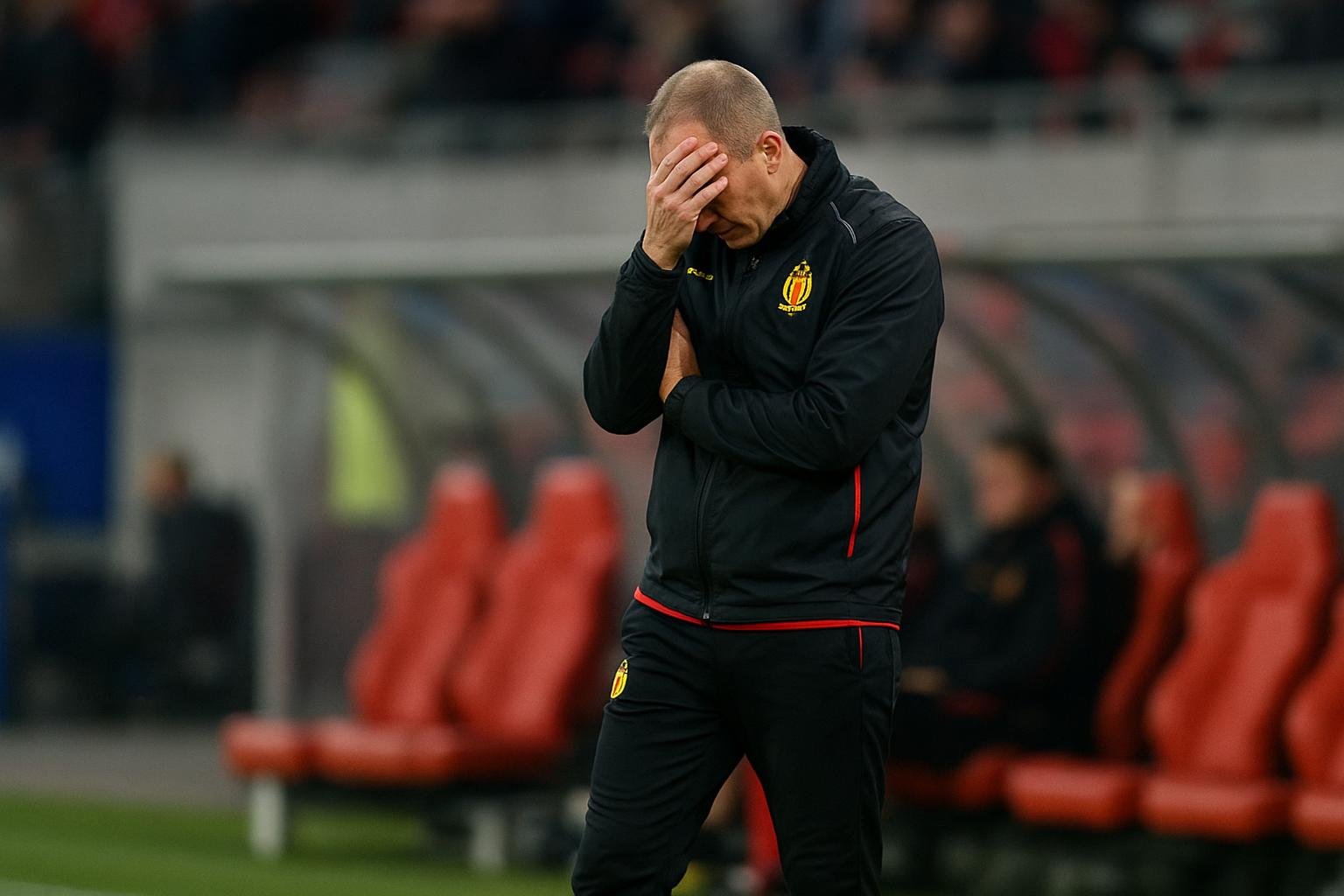 Fred Vanderbiest langs de zijlijn bij KV Mechelen tijdens een wedstrijd