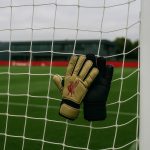 Doelnet en keepershandschoenen op een trainingsterrein van Liverpool