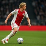 Actiemoment van Mika Godts in het shirt van Ajax tijdens een wedstrijd