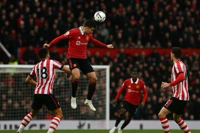Spelers van Manchester United vieren een doelpunt in de wedstrijd tegen Brentford op Old Trafford