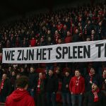 Protest van Standard Luik-supporters met spandoek in een stadionomgeving