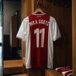 Mika Godts als Belgische buitenspeler van Ajax in actie