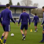 Trainingssfeer bij RSC Anderlecht in Neerpede met spelers op de achtergrond