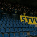 Tribunes in het stadion van STVV tijdens een wedstrijd, zonder herkenbare gezichten.
