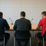 Neutrale sfeerfoto van een FIFA-conferentiezaal tijdens een overlegmoment