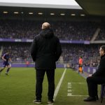 Stijn Stijnen coacht Patro Eisden langs de zijlijn tijdens de play-offmatch op het Kiel