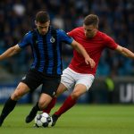 Hugo Vetlesen van Club Brugge in actie op het middenveld tijdens een wedstrijd