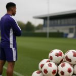 Een trainingsmoment bij RSC Anderlecht met focus op een jonge middenvelder, zonder herkenbare gezichten.