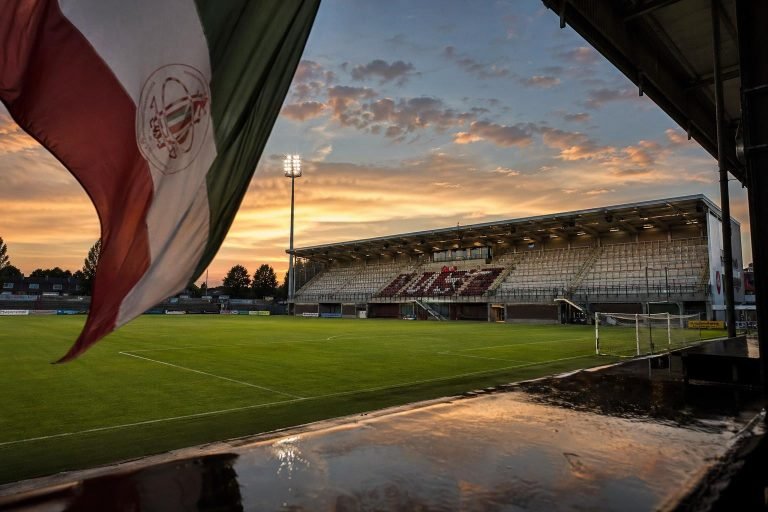 Sfeerbeeld dat de identiteit van KSV Waregem en het Regenboogstadion oproept