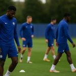 Chelsea-spelers op training in een internationale context, zonder herkenbare gezichten