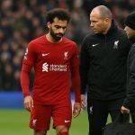 Liverpool-speler Mohamed Salah verlaat het veld na een blessure in een wedstrijd
