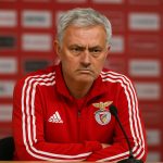 José Mourinho als coach van Benfica tijdens een persmoment