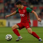Jeppe Erenbjerg van Zulte Waregem in duel tijdens een wedstrijd in de Jupiler Pro League.