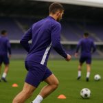 César Huerta op training bij RSC Anderlecht, gefotografeerd vanop afstand op het oefenveld