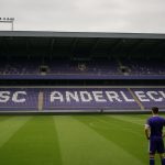 Sfeerbeeld in het Lotto Park bij RSC Anderlecht, met focus op het stadion en zonder herkenbare gezichten.