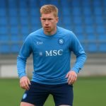 Kevin De Bruyne in Napoli-trainingskledij op het veld
