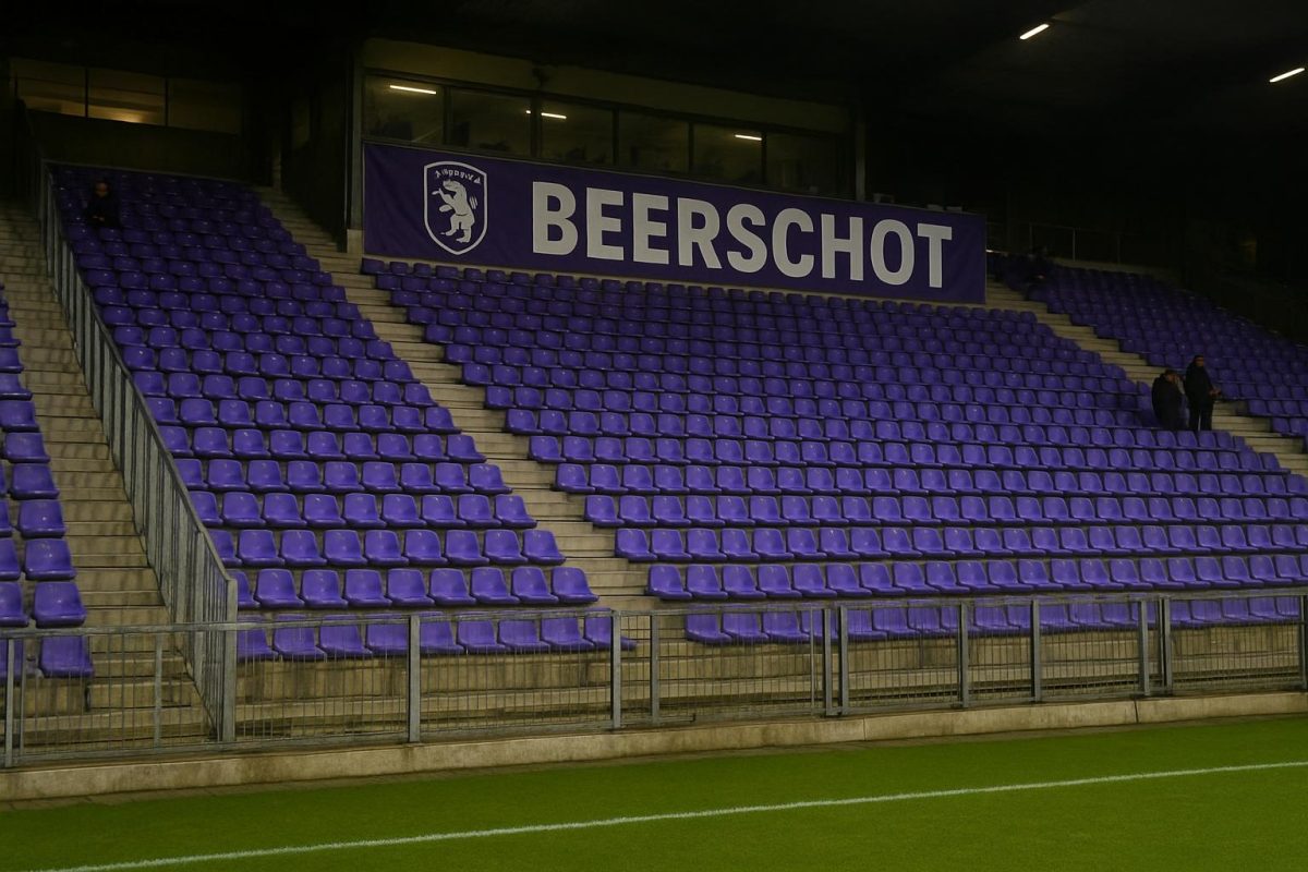 Sfeerbeeld van het Olympisch Stadion op het Kiel bij Beerschot, met zicht op de tribunes
