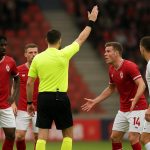 Spelers van Royal Antwerp FC reageren in het strafschopgebied tijdens een VAR-moment op de Bosuil.