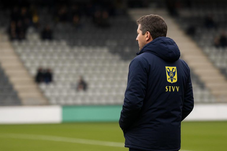 STVV-coach Wouter Vrancken langs de zijlijn tijdens een moment van focus