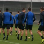 Hans Vanaken van Club Brugge tijdens een training, gefotografeerd vanop afstand zonder herkenbare gezichten.