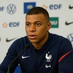 Kylian Mbappé tijdens een persmoment met de Franse nationale ploeg