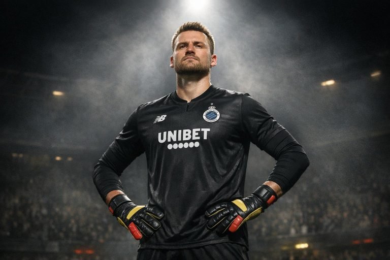 Simon Mignolet applaudisseert het publiek in het Jan Breydelstadion in Club Brugge-tenue.