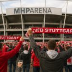 Sfeerbeeld aan de MHPArena in Stuttgart, waar supporters samenkomen op een wedstrijddag.