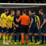 Spelers van Union SG en STVV discussiëren na een late fase in de Champions' Play-Off.