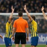Spelers van Union en STVV discussieren met de scheidsrechter na een fase in de zestien