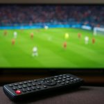 Sfeershot van een streamingplatform op een tv-scherm tijdens voetbaluitzending
