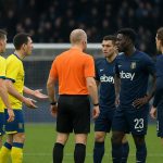 Spelers van STVV en Union Saint-Gilloise discussiëren na een fase in het strafschopgebied.