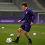 Nathan De Cat van Anderlecht tijdens een training, gezien vanop afstand zonder herkenbare gezichten.