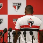 Neutrale sfeerfoto van een voetbalstadion met spelers op de achtergrond, passend bij het nieuws over Oscar die stopt door hartproblemen.