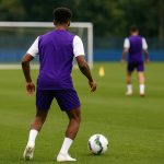 Trainingcontext van RSC Anderlecht bij een jeugdtoernooi, met focus op een verdediger zonder herkenbaar gezicht