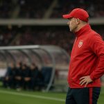 Sébastien Pocognoli langs de zijlijn bij AS Monaco tijdens een wedstrijd in de Ligue 1